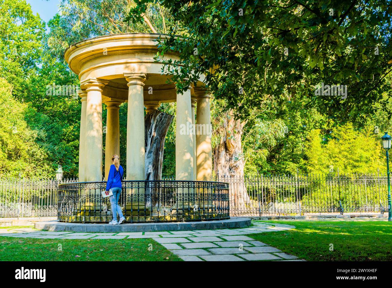 Der „alte Baum“ von Guernica in seinen Tholos. Casa de juntas de Guernica - Parlamentsgebäude von Gernika. Guernica y Luno, Vizcaya, País Vasco, Spanien, EUR Stockfoto
