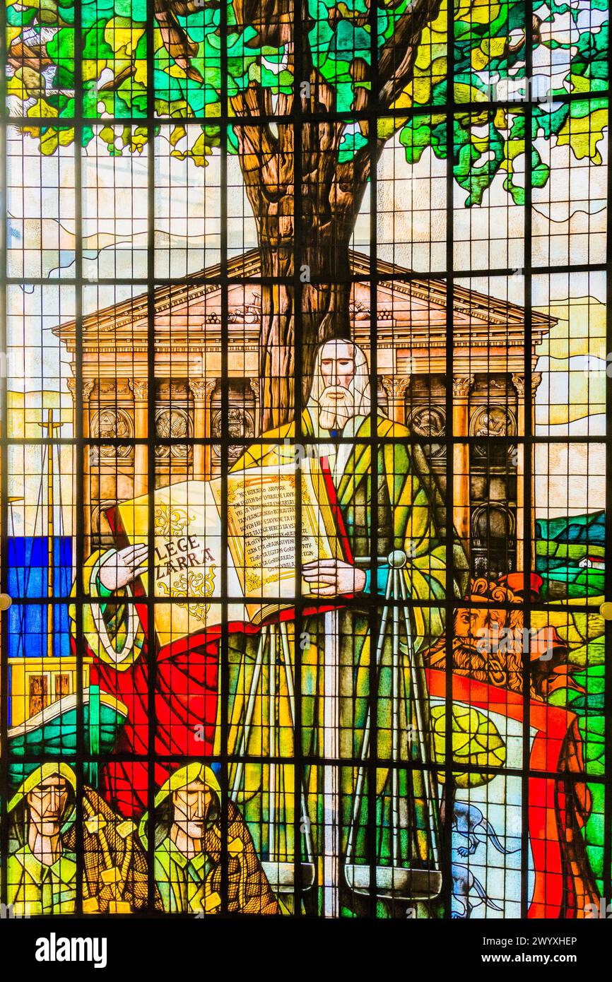 Detail, Allegorie der alten Gesetze. Großes Buntglasfenster, das als Abdeckung dient. Es ist eine Allegorie von Vizcaya, die den Baum und die Fueros darstellt Stockfoto
