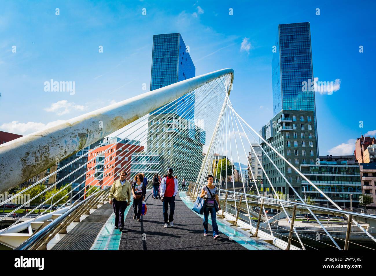 Die Zubizuri, auch Campo Volantin-Brücke oder Puente del Campo Volantin genannt, ist eine Fußgängerbrücke über den Nervion River. Design von Arch Stockfoto