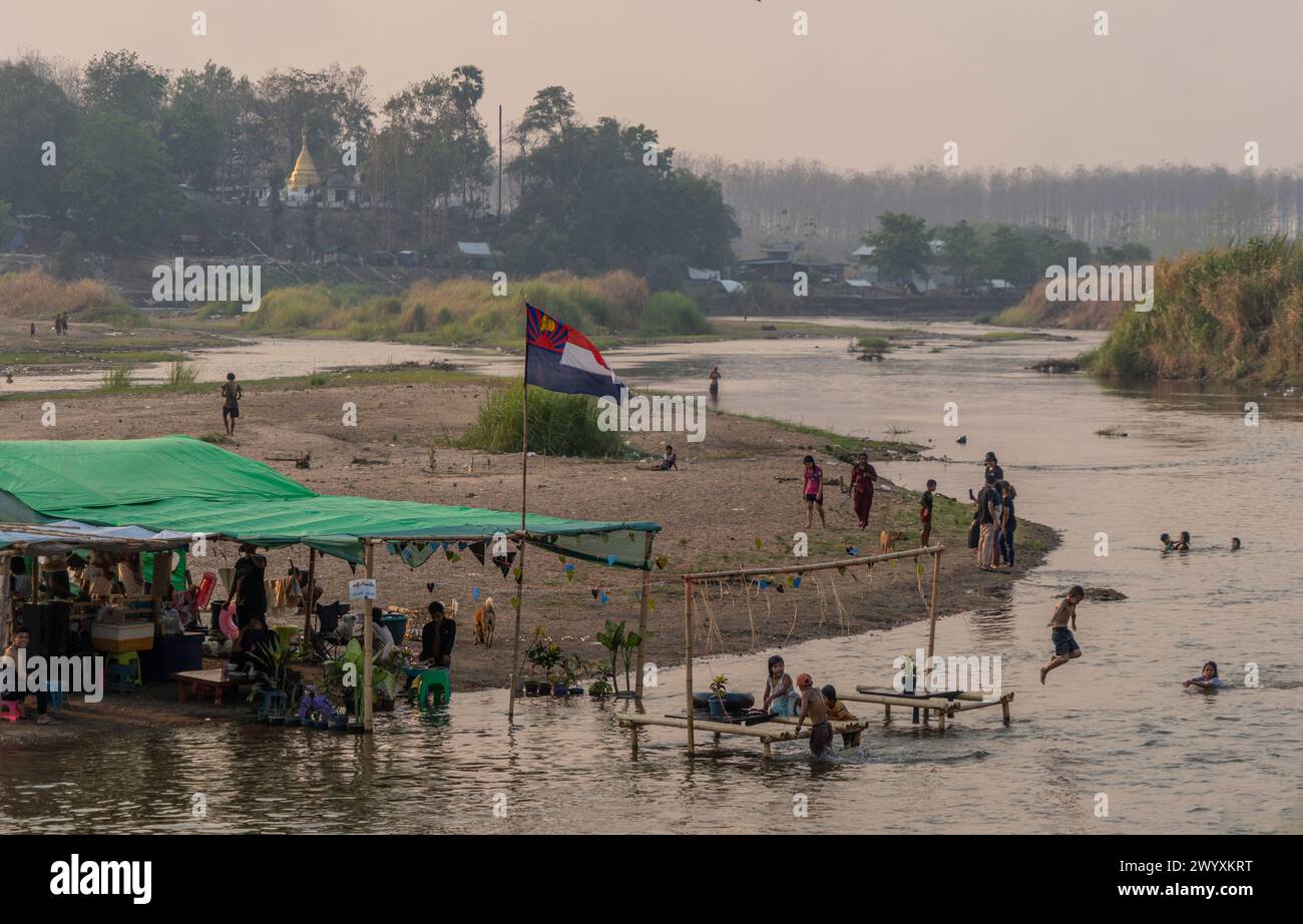 Thailändische und burmesische Familien schwimmen und spielen in der thailändischen Grenze zum Fluss Myanmar Moei in der Nähe von Mae SOT, Thailand. Stockfoto