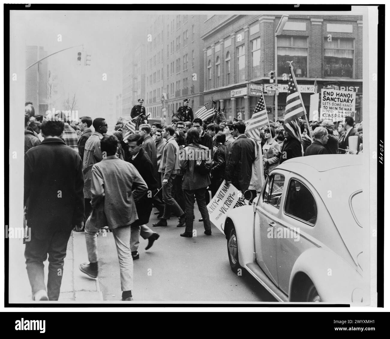 Demonstranten, marschieren in einer Innenstadt, mit Fahnen und Plakaten zur Unterstützung des Vietnamkriegs, Polizei zu Pferd im Hintergrund] Stockfoto