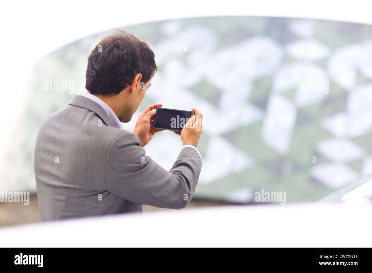 Business Mann mit Smartphone in Parken Business Center. San Sebastian Technology Park. Donostia. Gipuzkoa. Baskenland. Spanien. Stockfoto