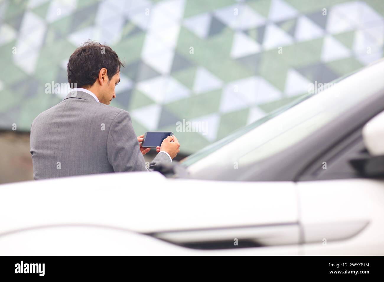 Business Mann mit Smartphone in Parken Business Center. San Sebastian Technology Park. Donostia. Gipuzkoa. Baskenland. Spanien. Stockfoto
