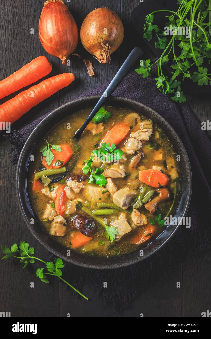 Hausgemachter Fleisch- und Gemüseeintopf oder Suppe mit Pilzen Stockfoto