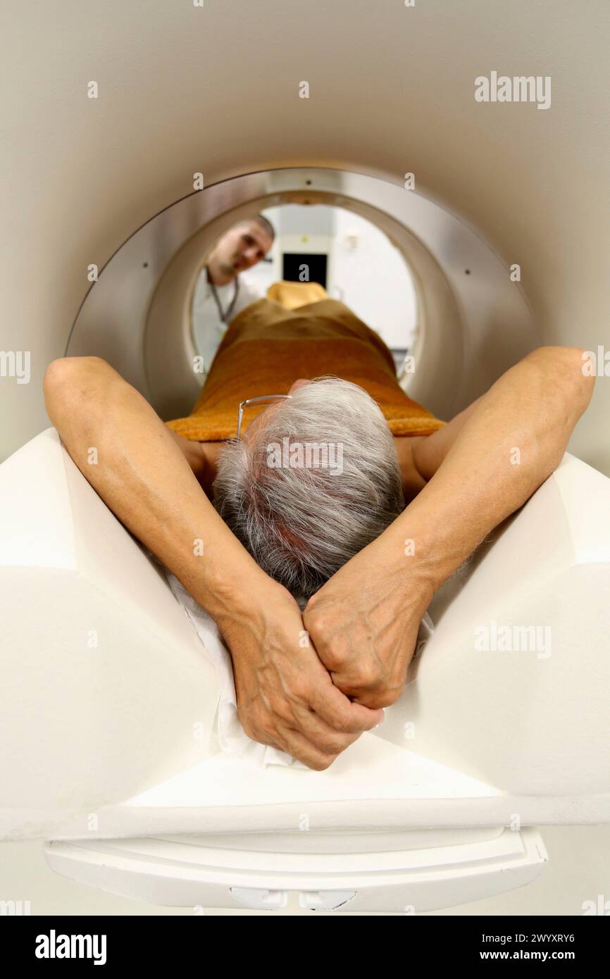 PET-CT Siemens Biograph, kombinierte Apparatur für Positronen-Emissions-Tomographie PET und Röntgen-Computertomographie CT, Nuklearmedizin, Onkologikoa Hospital, Oncology Institute, Case Center for Prevention, Diagnostics and treatment of Cancer, Donostia, San Sebastian, Gipuzkoa, Baskenland, Spanien. Stockfoto