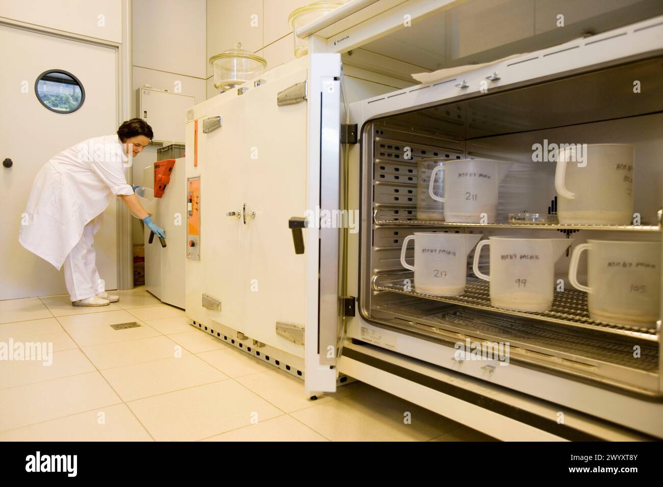 Sedimente und ökotoxikologische Laboratorien. Sedimenttests (Schlamm, Schlamm), Filtrierung und Trocknung, AZTI-Tecnalia. Technologiezentrum, spezialisiert auf Marine- und Lebensmittelforschung. Pasaia, Gipuzkoa, Euskadi. Spanien. Stockfoto