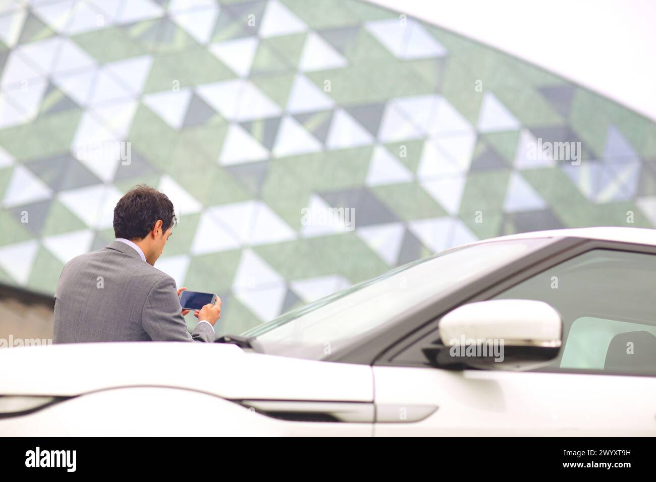 Business Mann mit Smartphone in Parken Business Center. San Sebastian Technology Park. Donostia. Gipuzkoa. Baskenland. Spanien. Stockfoto