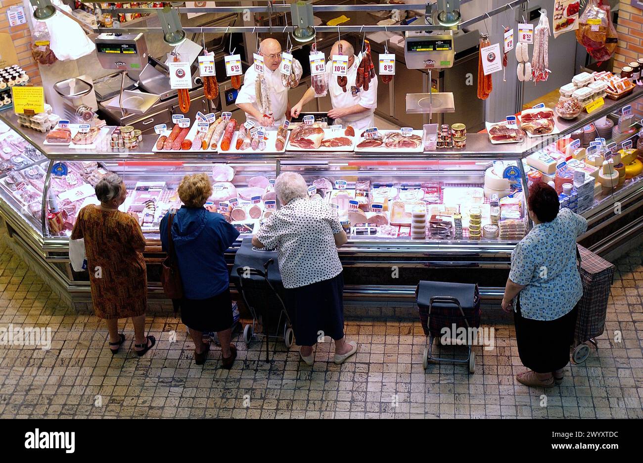 Wurst und Fleisch zu verkaufen. La Bretxa Markt. Donostia-San Sebastián. Guipúzcoa. Euskadi. Spanien. Stockfoto