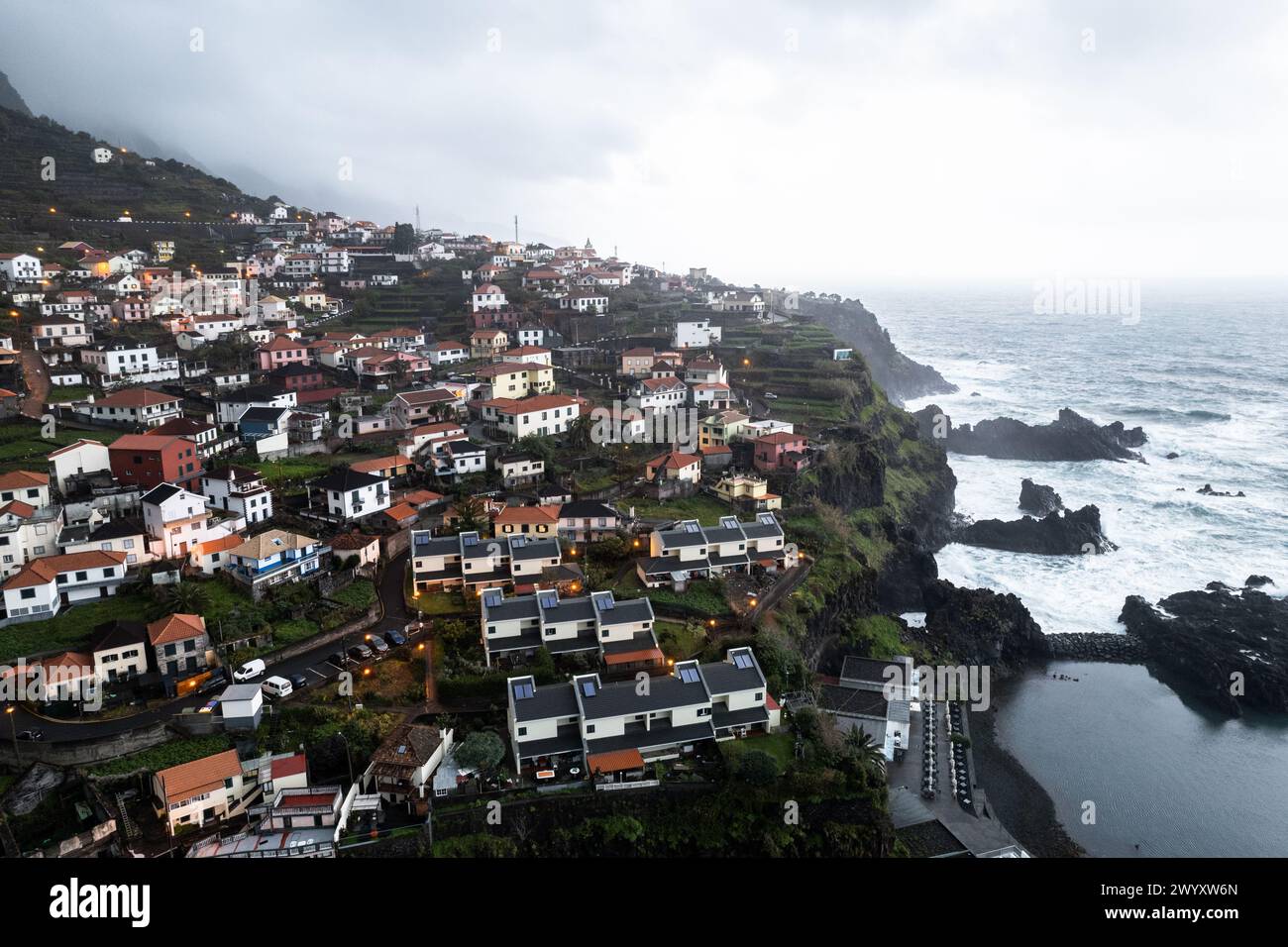 Drohnenansicht der Küste von Seixal bei bewölktem, dramatischem Wetter, Madeira, Portugal, Europa Stockfoto