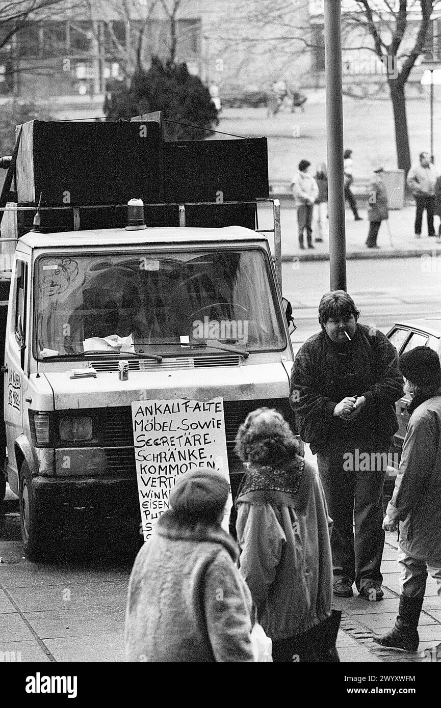 Altmöbelaufkäufer 30.01.1992, Chemnitz, Straße der Nationen, Holländischer Händler kaufen in Ostdeutschland ehemalige DDR alte antike Möbel auf.Häufig werde dabei die ahnungslosen Verkäufer übervorteilt. *** Altmöbelkäufer 30 01 1992, Chemnitz, Straße der Nationen, niederländische Händler kaufen alte antike Möbel in der DDR, ehemalige DDR oft werden die ahnungslosen Verkäufer ausgenutzt Stockfoto