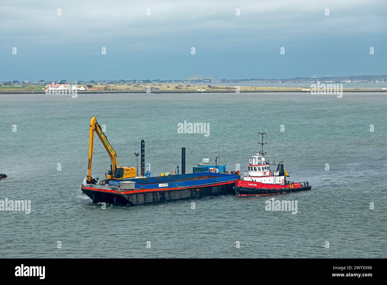 Bagger, der den Schifffahrtskanal beseitigt, Hafen, Dublin, Republik Irland Stockfoto