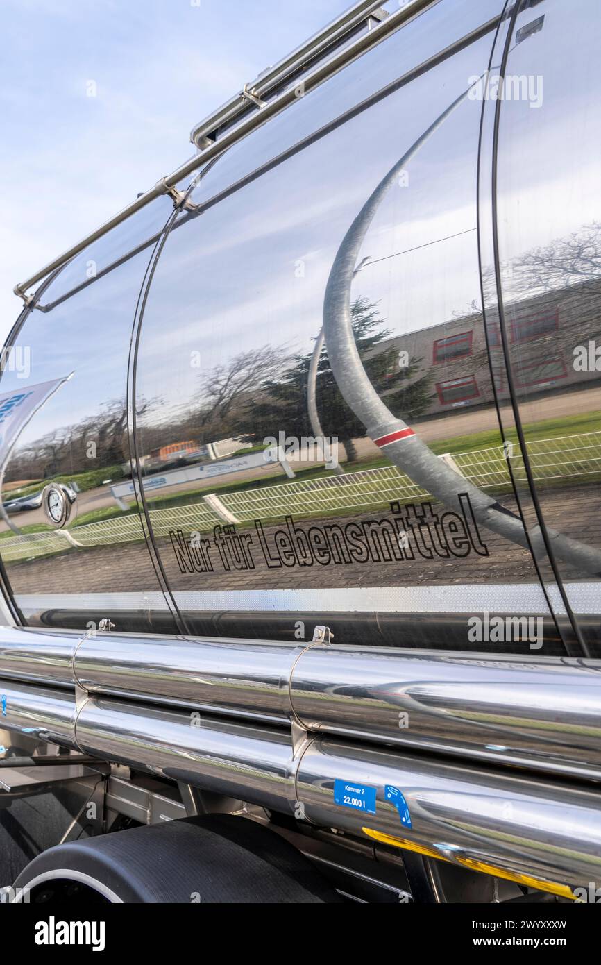 Großtanker für flüssige Lebensmittel Edelstahltanks, V2A-Stahl, mit Mehrkammertechnik Deutschland, Stockfoto