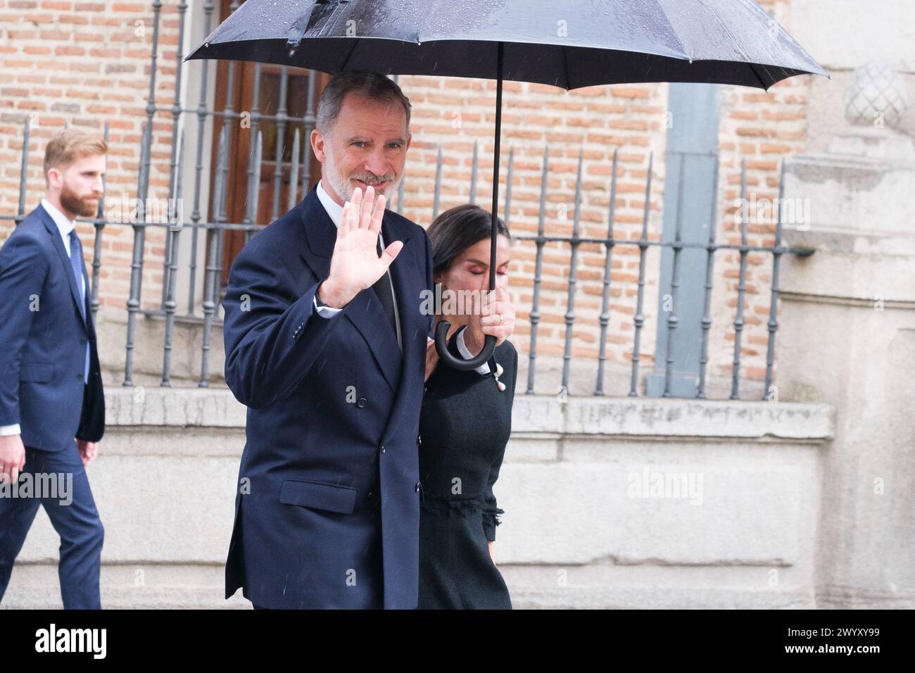 König Felipe VI. Von Spanien und Königin Letizia von Spanien verlassen die Messe für Fernando Gómez-Acebo am 8. April 2024 in Madrid. Stockfoto