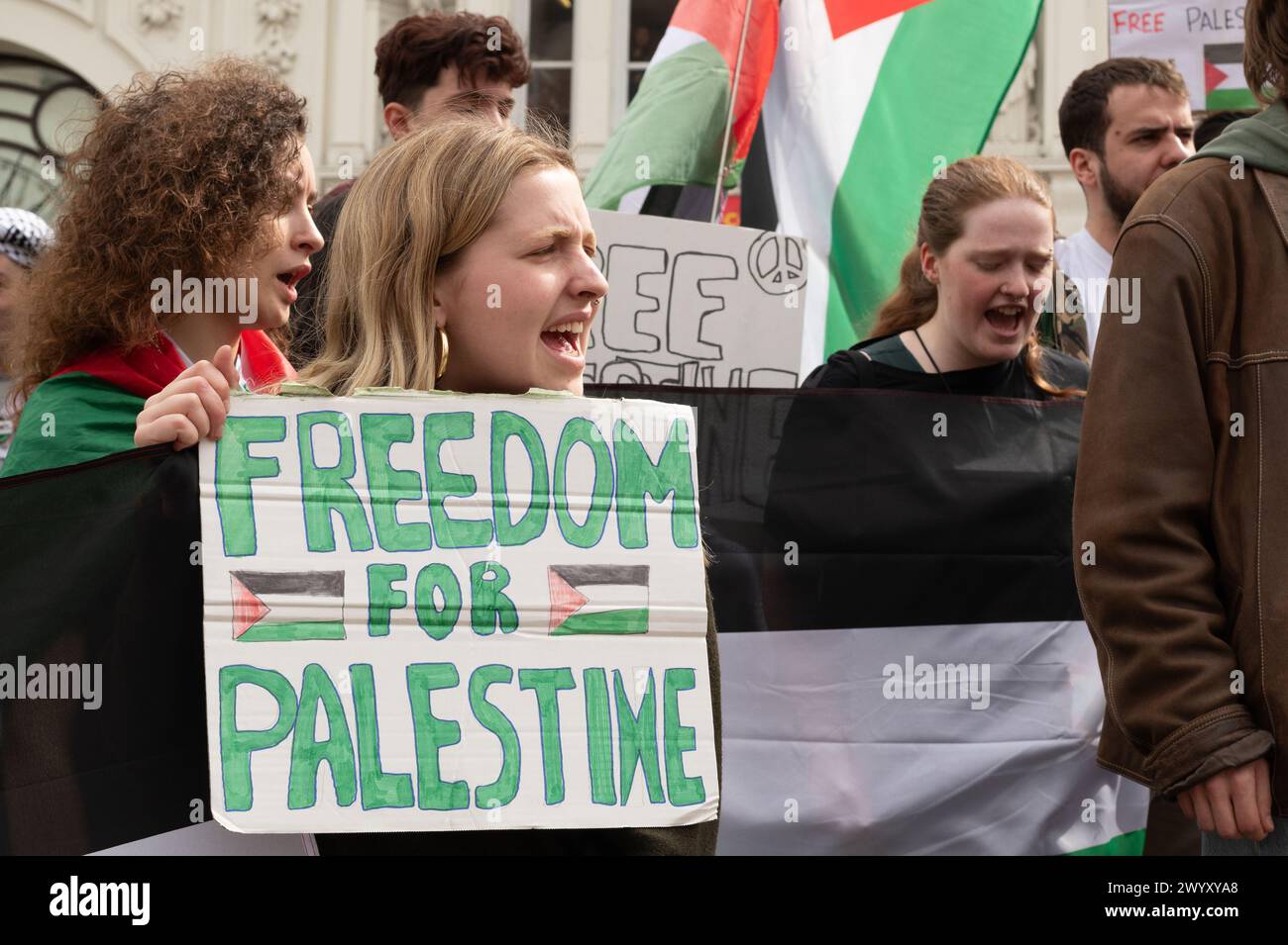 London, Großbritannien. 8. April 2024. Youth Demand, eine neue Protestgruppe und Just Stop Oil Spin-off, im Piccadilly Circus im Zentrum von London während ihrer ersten Aktion, die einen Stopp der britischen Waffen für den Verkauf an Israel forderte. Quelle: Ron Fassbender/Alamy Live News Stockfoto