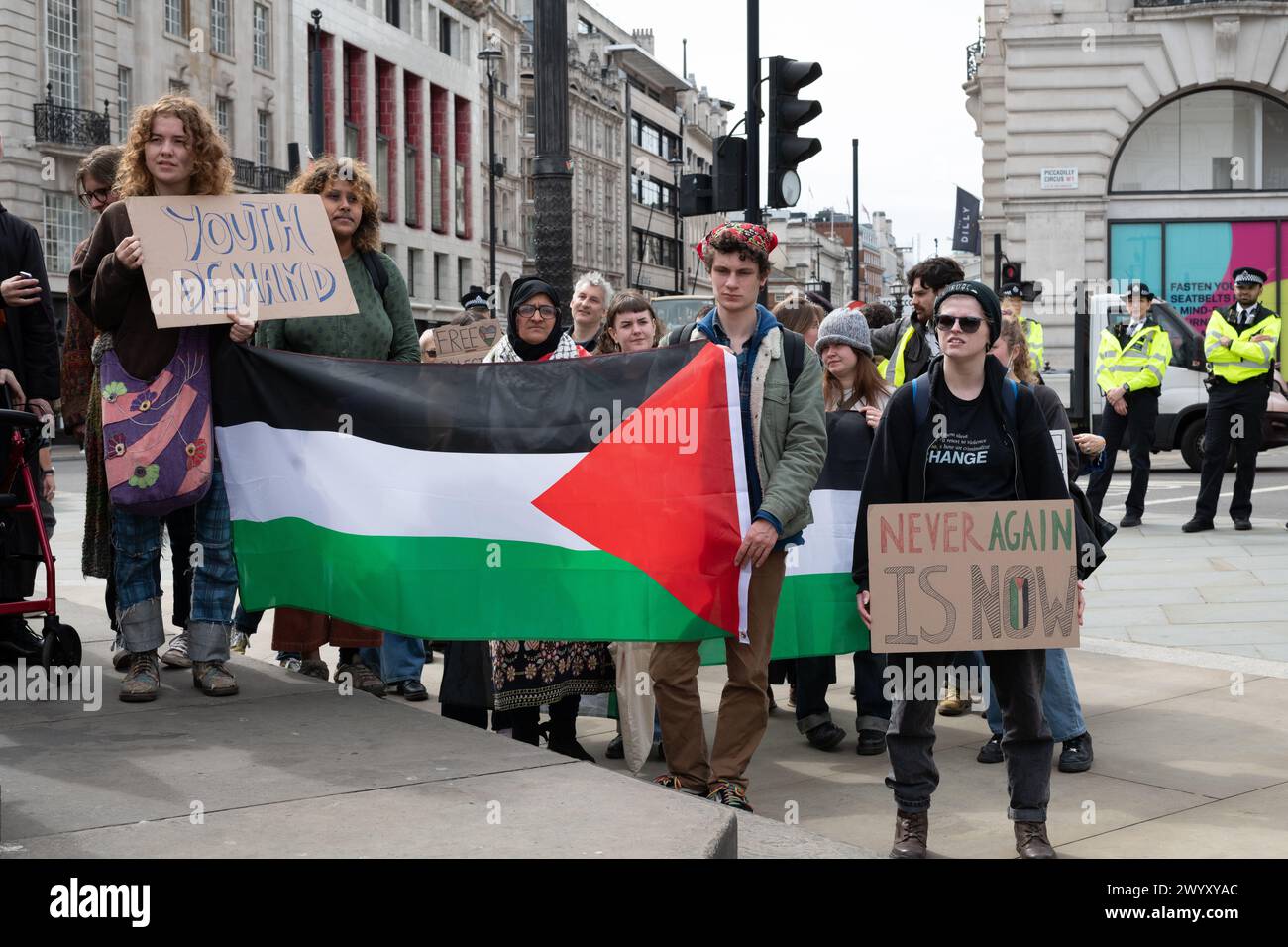 London, Großbritannien. 8. April 2024. Youth Demand, eine neue Protestgruppe und Just Stop Oil Spin-off, im Piccadilly Circus im Zentrum von London während ihrer ersten Aktion, die einen Stopp der britischen Waffen für den Verkauf an Israel forderte. Quelle: Ron Fassbender/Alamy Live News Stockfoto