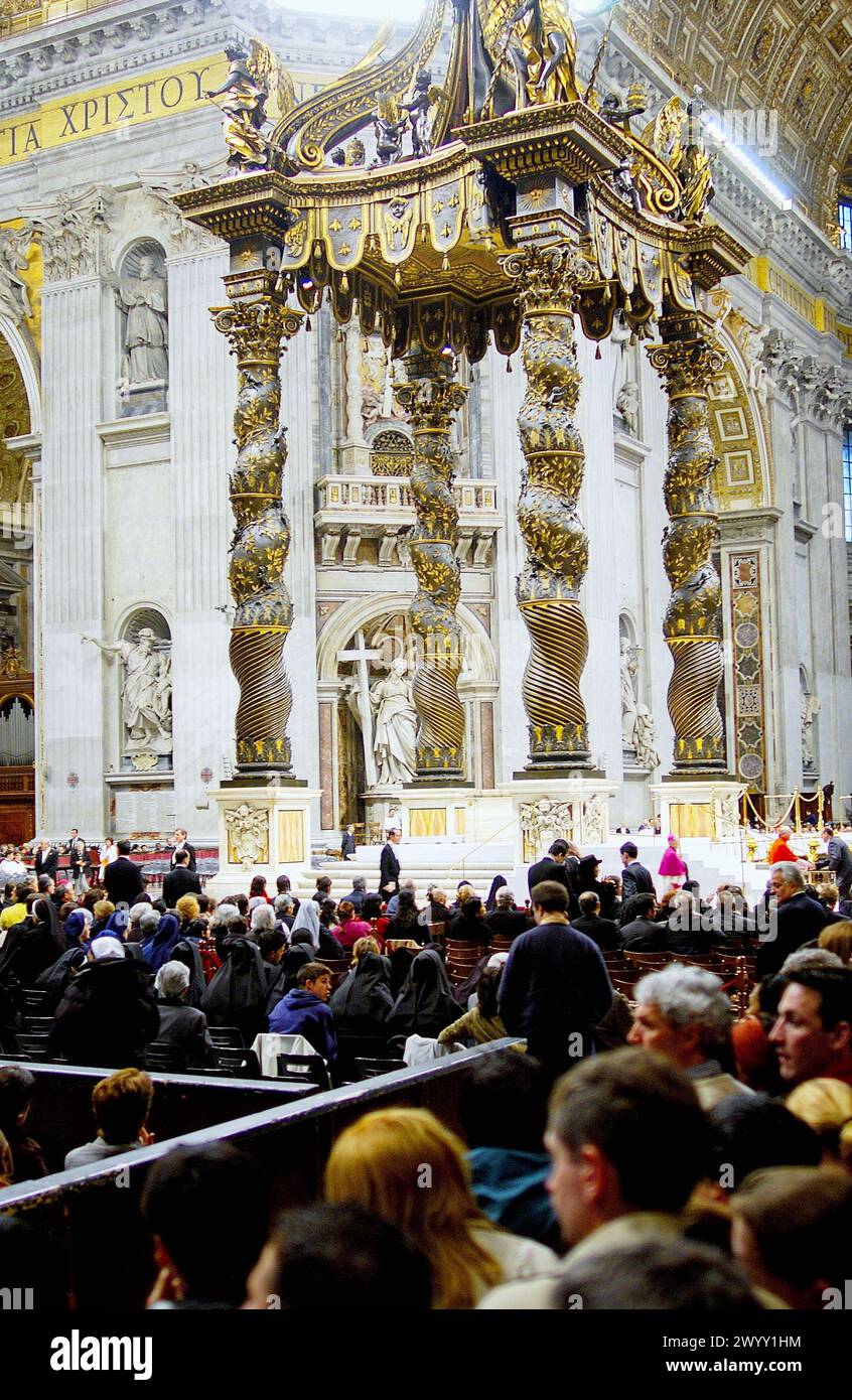 St. Peter´s Baldachin von Gian Lorenzo Bernini, Karfreitagsmesse in St. Petersbasilika. Vatikanstadt, Rom. Italien. Stockfoto