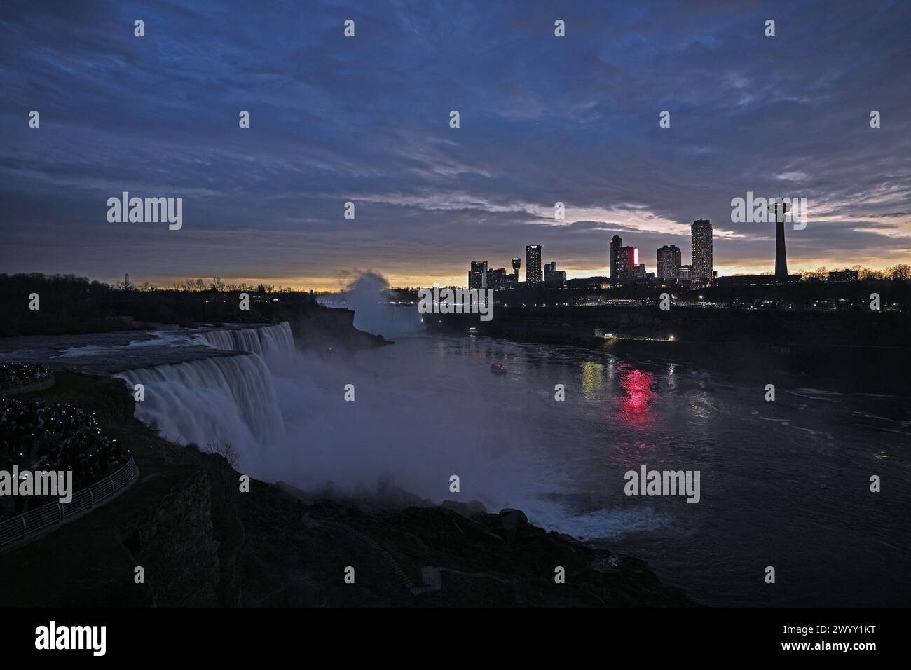 Die Niagarafälle werden am Montag, den 8. April 2024, über dem Niagara Falls State Park in New York als totale Sonnenfinsternis betrachtet. Foto: Joe Marino/UPI Credit: UPI/Alamy Live News Stockfoto