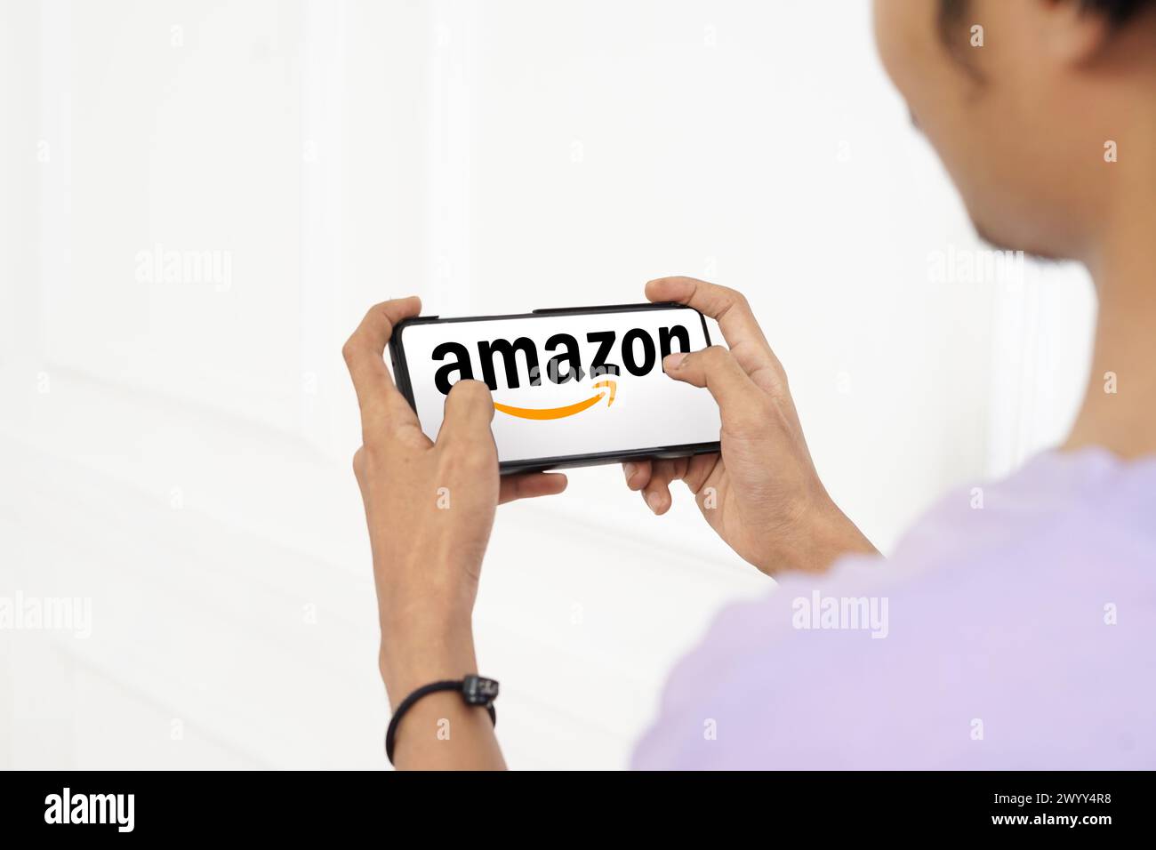 Diese Abbildung zeigt das Firmenlogo von Amazon auf einem Mobiltelefon Stockfoto