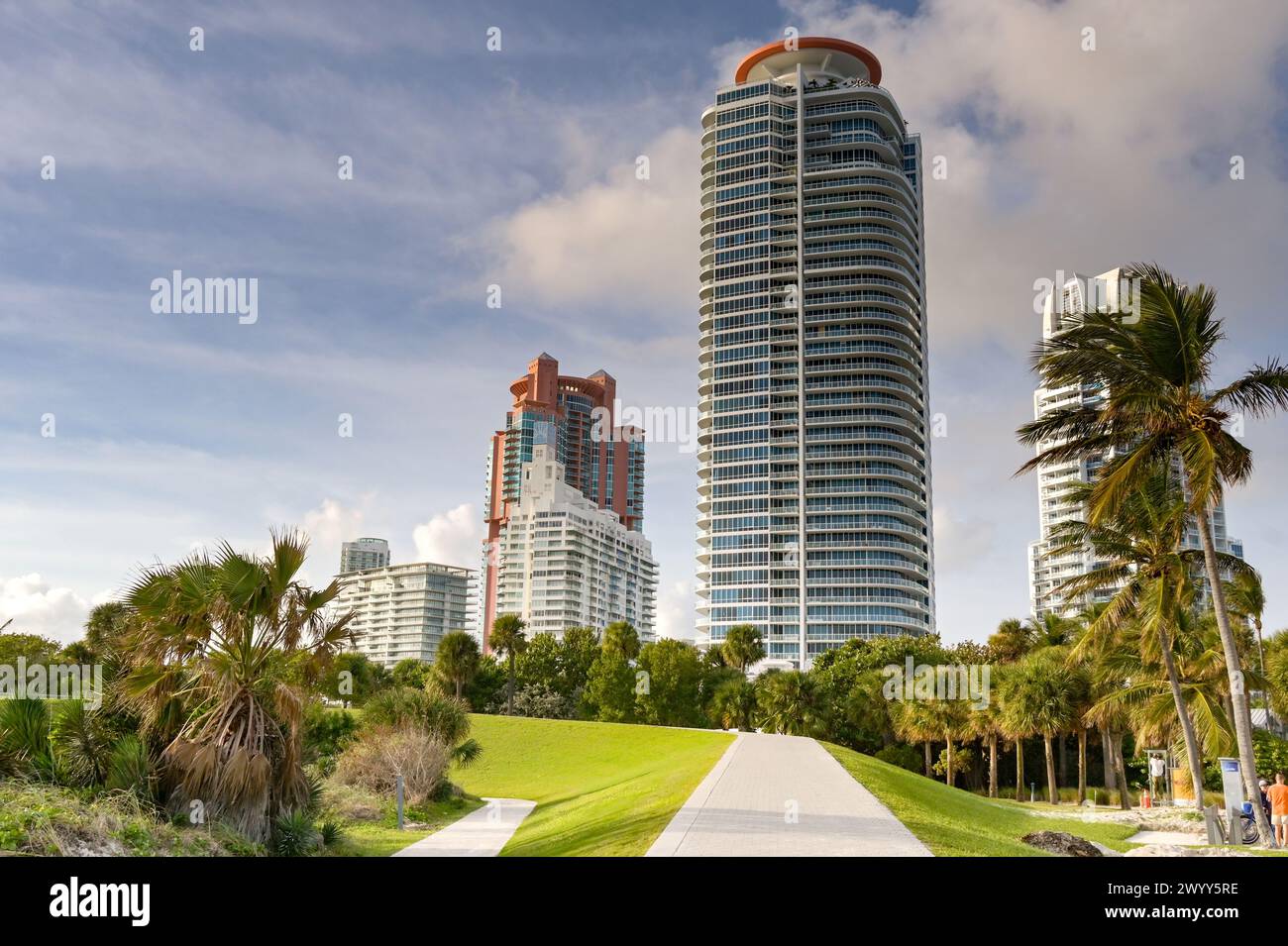 Miami, Florida, USA - 1. Dezember 2023: Hoher Wolkenkratzer mit Luxuswohnungen am berühmten South Beach von Miami Stockfoto
