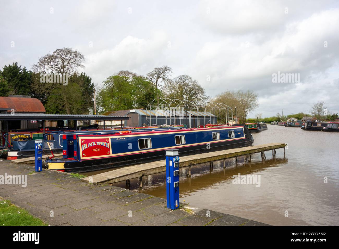 Schmalboote vertäuten am Nantwich Canal Center Yachthafen am Shropshire union Canal Cheshire Stockfoto