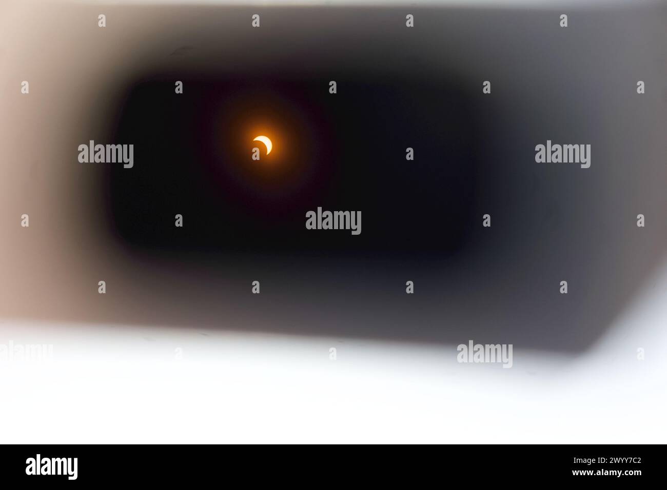 Glenwood Springs, Colorado, USA. 8. April 2024. Blick auf die partielle Sonnenfinsternis aus den Rocky Mountains durch ISO 12312-2-Gläser. Kristin Cato/Alamy Lives News Stockfoto