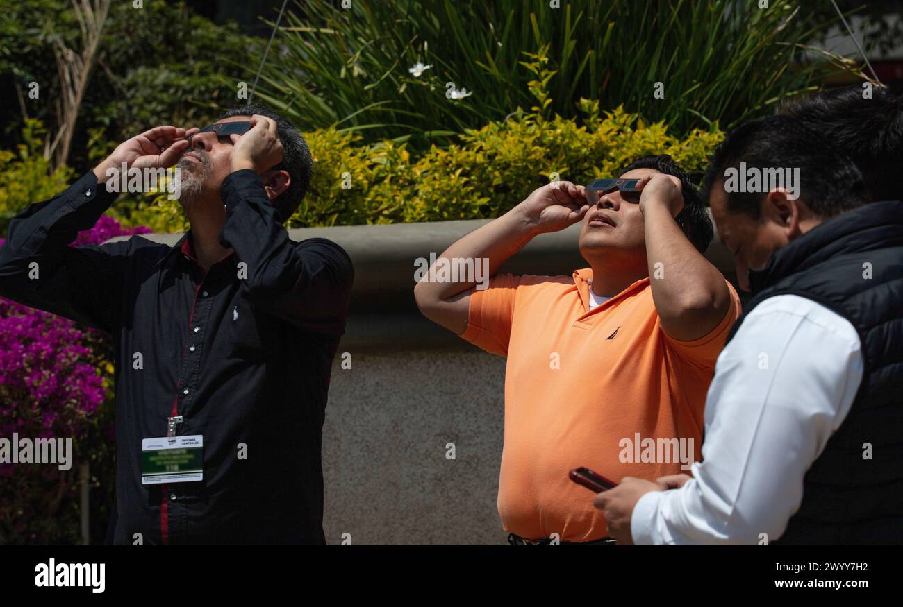 Menschen in Mexiko-Stadt beobachten die Sonnenfinsternis vom 8. April 2024 Stockfoto