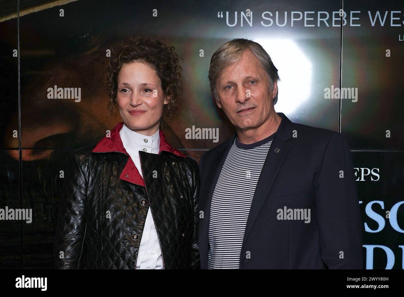 Paris, Frankreich. April 2024. Vicky Krieps, Viggo Mortensen nehmen am 8. April 2024 in Paris an der Pariser Filmpremiere „Jusqu'au Bout du Monde“ im Cinema UGC Cine Cite des Halles Teil. Foto: Nasser Berzane/ABACAPRESS.COM Credit: Abaca Press/Alamy Live News Stockfoto