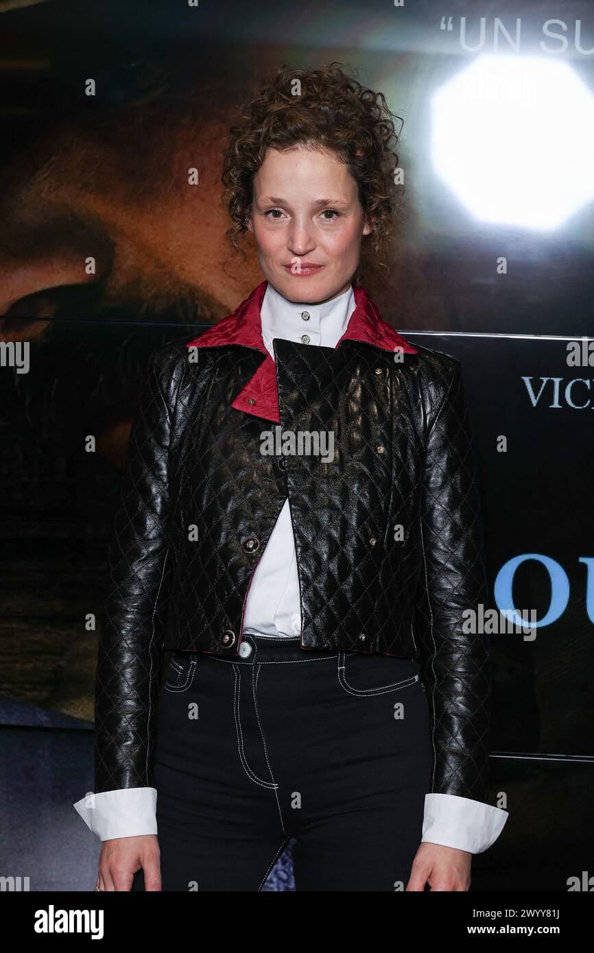 Paris, Frankreich. April 2024. Vicky Krieps nimmt am 8. April 2024 in Paris an der Pariser Filmpremiere „Jusqu'au Bout du Monde“ im Cinema UGC Cine Cite des Halles Teil. Foto: Nasser Berzane/ABACAPRESS.COM Credit: Abaca Press/Alamy Live News Stockfoto