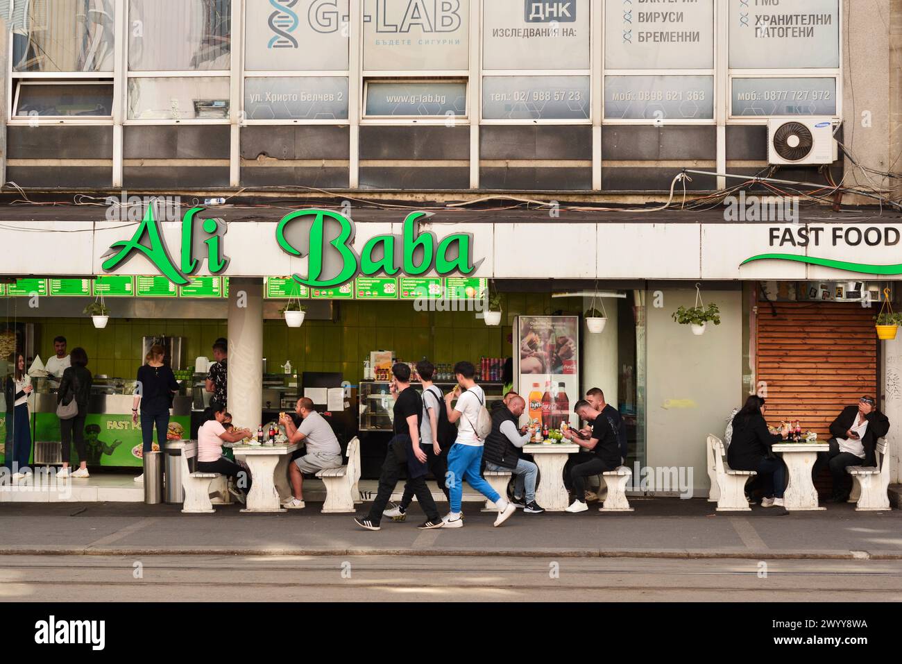 Ali Baba Fastfood Döner Kebab Shop und Kunden an Outdoor Tischen Essen im Freien in Sofia Bulgarien, Osteuropa, Balkan, EU Stockfoto