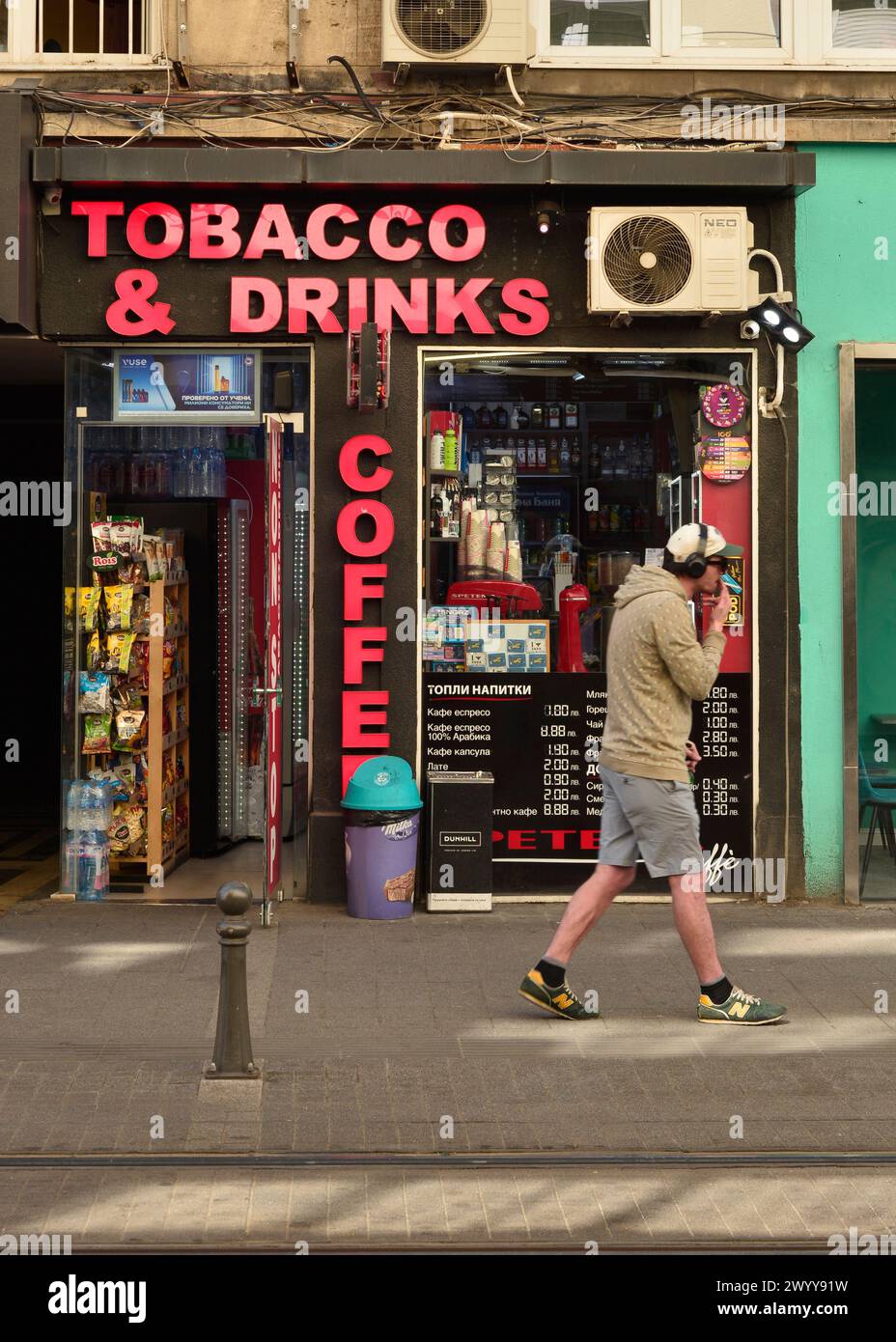 Online-Shop mit rosafarbenem Text Tabak, Getränken, Kaffee in Sofia Bulgarien, Osteuropa, Balkan, EU Stockfoto