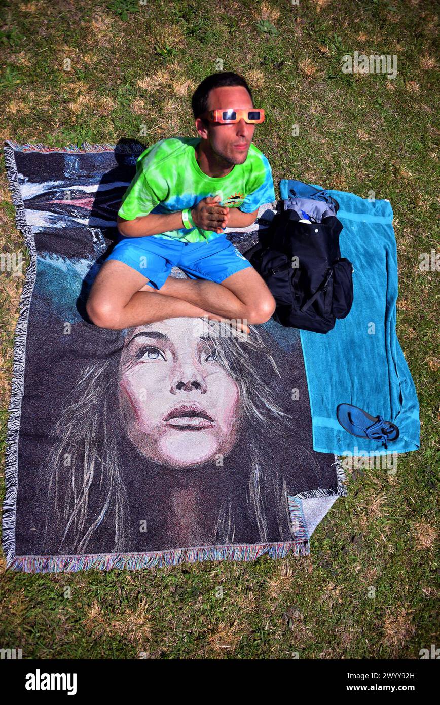 Tuscaloosa, Alabama, USA. April 2024. MICHAEL TURNER aus St. Petersburg, Florida, beobachtet, wie sich eine Sonnenfinsternis während eines Finsternis fesitvals im Crystal Garden in Mount Ida, Arkansas, der totalen Realität nähert. (Kreditbild: © Michael Palmer/ZUMA Press Wire) NUR REDAKTIONELLE VERWENDUNG! Nicht für kommerzielle ZWECKE! Stockfoto