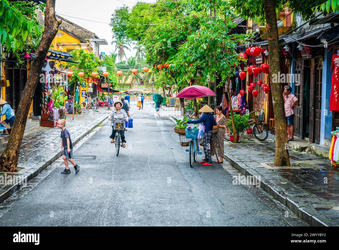 Hoi an, Vietnam, 21. November 2022: Straßenszene in der Stadt Hoy an in Vietnam Stockfoto Hoi an, Vietnam, 21. November 2022: Straßenszene in der Stadt Hoy an in Vietnam Stockfoto
