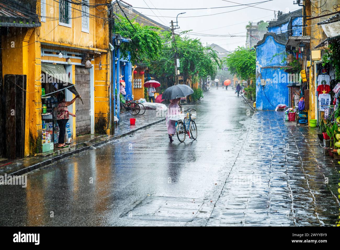 Hoi an, Vietnam, 21. November 2022: Straßenszene in der Altstadt von Hoi an, Vietnam an einem regnerischen Tag Stockfoto Hoi an, Vietnam, 21. November 2022: Straßenszene in der Altstadt von Hoi an, Vietnam an einem regnerischen Tag Stockfoto