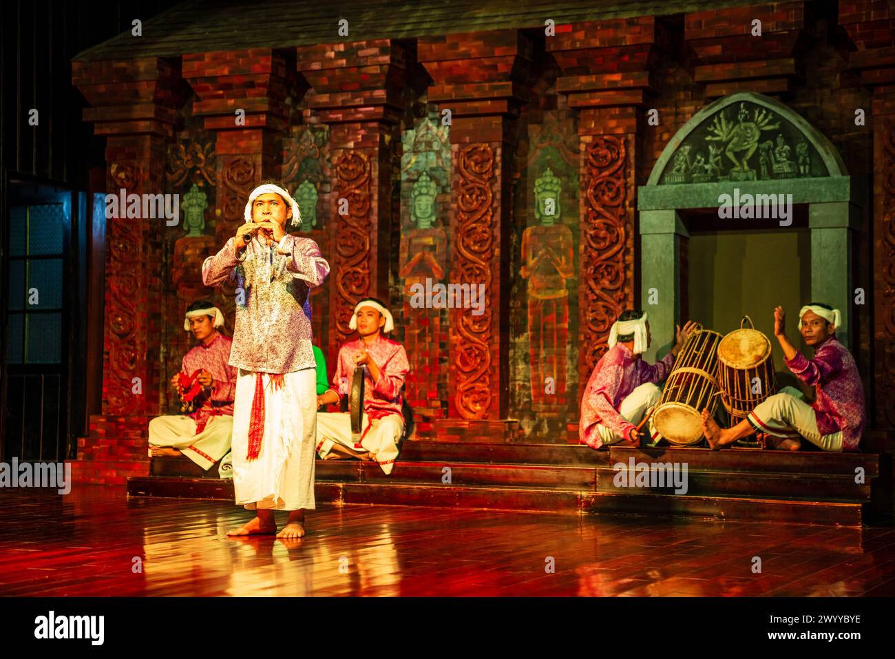 My Son, Vietnam, 21. November 2022: Traditionelle Khmer-Show im Kulturzentrum des My Son Sanctuary in Zentral-Vietnam Stockfoto