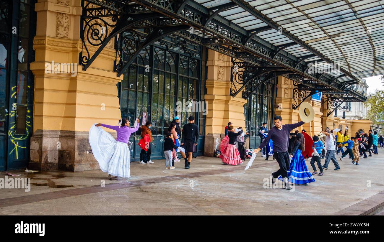 Santiago, Chile, 18. September 2022: Menschen üben traditionelle chilenische Tänze vor dem Centro Cultural Estacion Mapocho aus Stockfoto