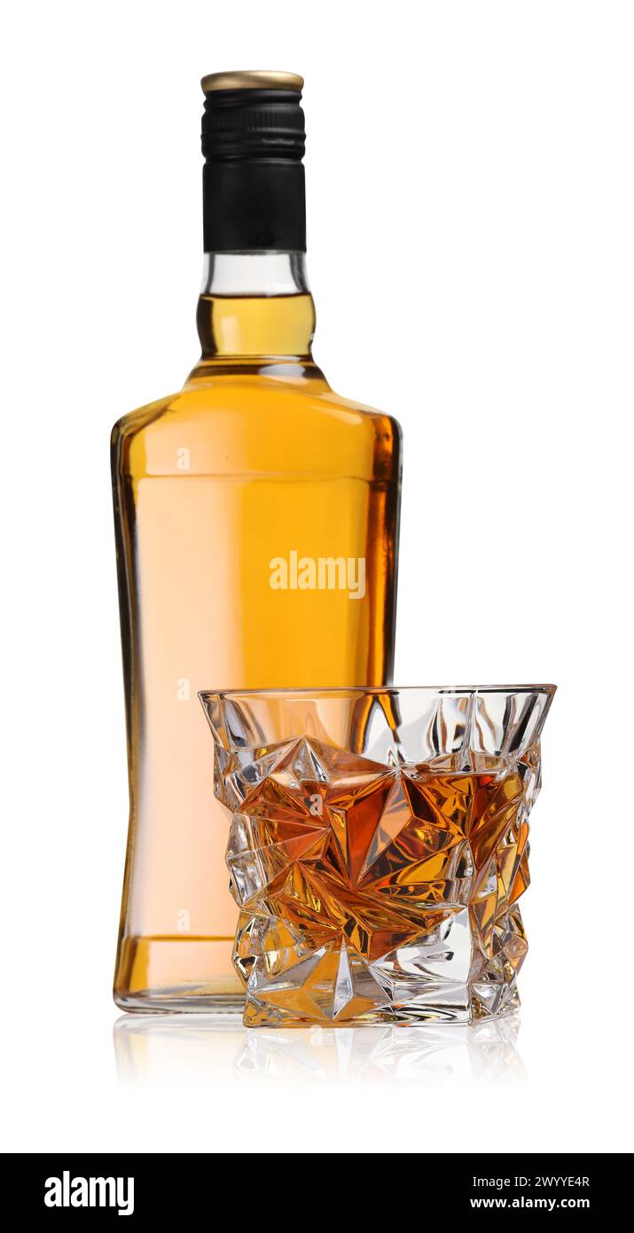 Glas und Flasche Whiskey isoliert auf weiß Stockfoto