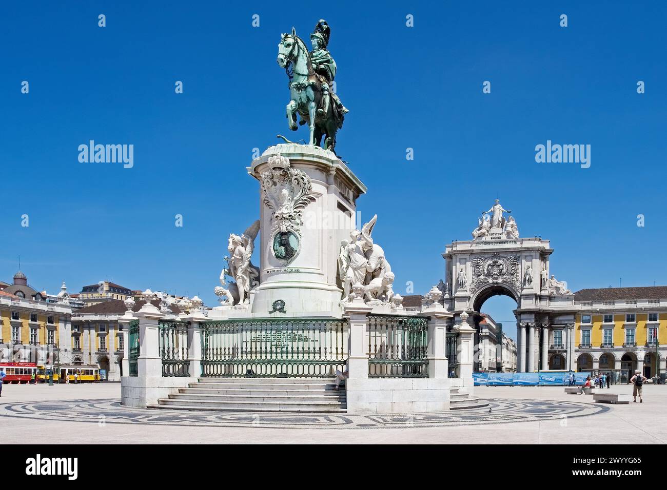 Statue von König Jose mit Rua Augusta Arch im Hintergrund, Commerce Square, Lissabon Stockfoto