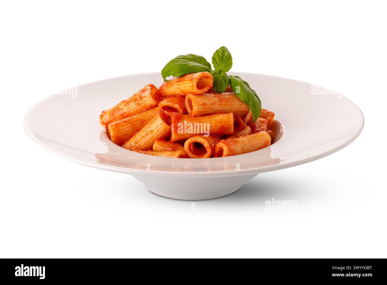 Rigatoni-Makkaroni-Nudeln mit Tomatensauce und Basilikumblättern in weißer Platte isoliert auf weiß mit Klappenweg enthalten Stockfoto