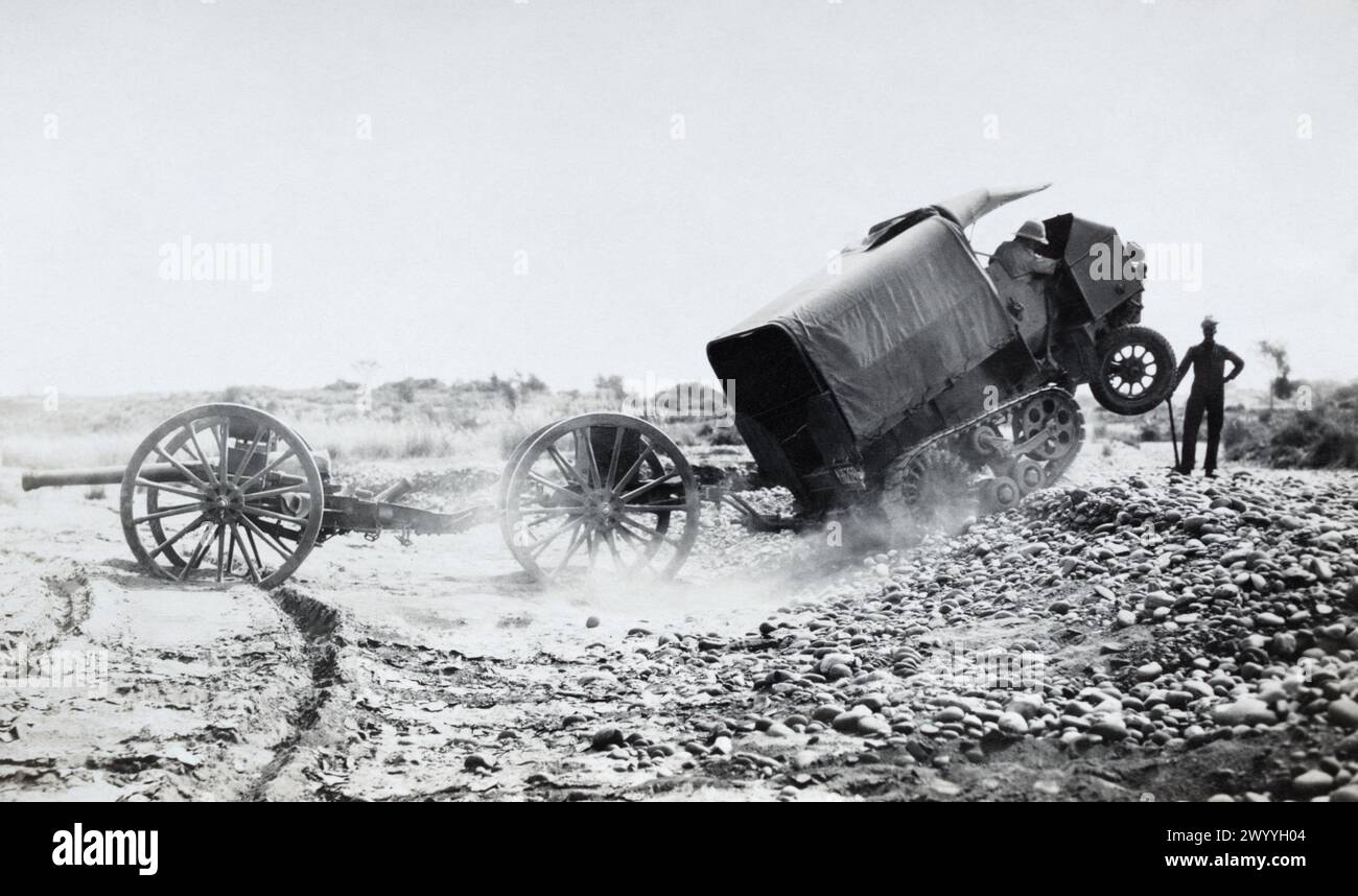 Ein kommerzieller, straßenloser Artillerietraktor der britischen Armee Morris, der eine 15-Pfünder-Feldpistole und Limber in Indien zieht, ca. Ende der 1920er Jahre Stockfoto