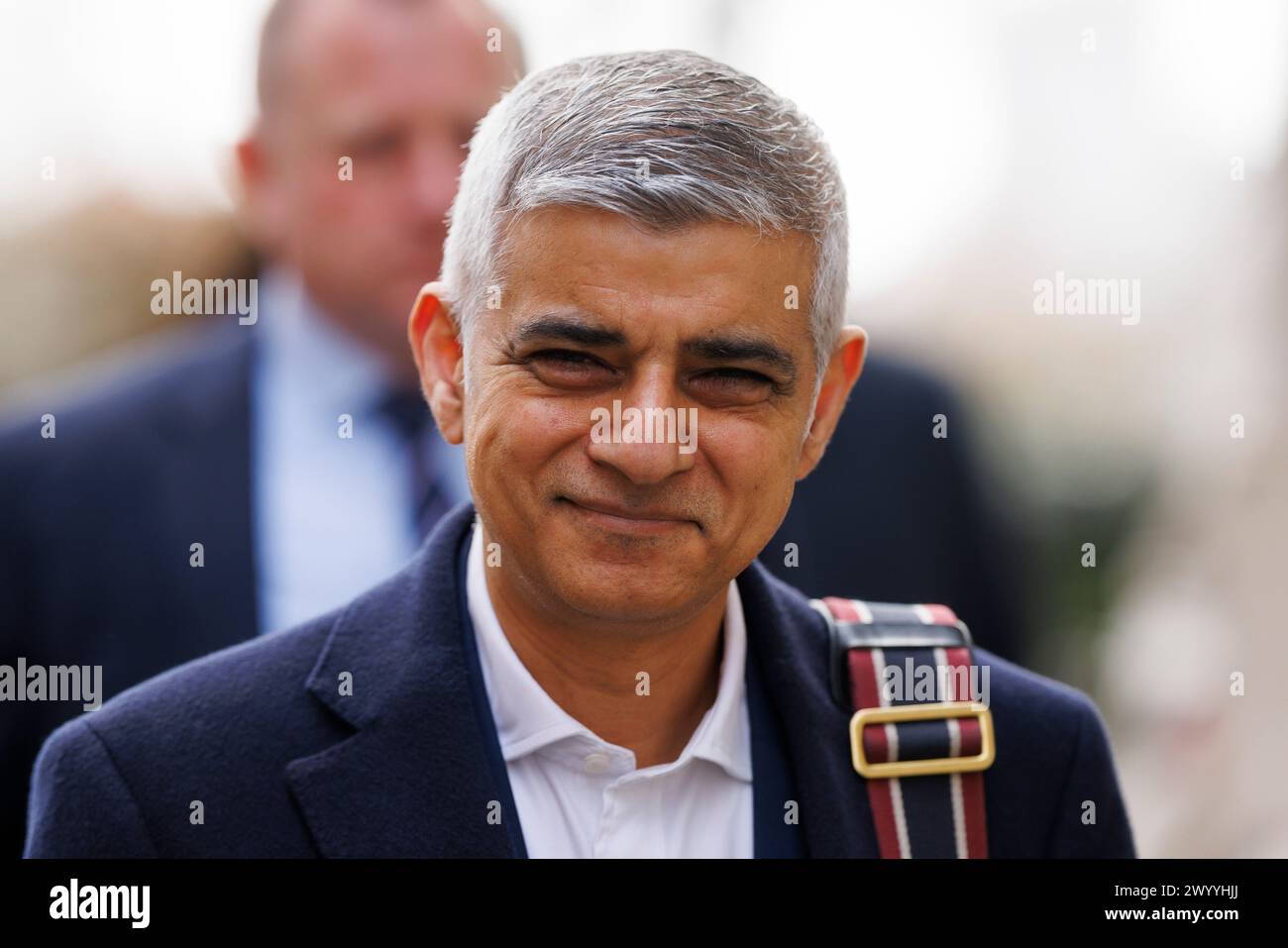 Sadiq Khan, Bürgermeister von London, verlässt ein Westminster-Studio, nachdem er während der morgendlichen Medienrunde im Fernsehen und Radio auftrat. Montag, 18. März 2024. Stockfoto