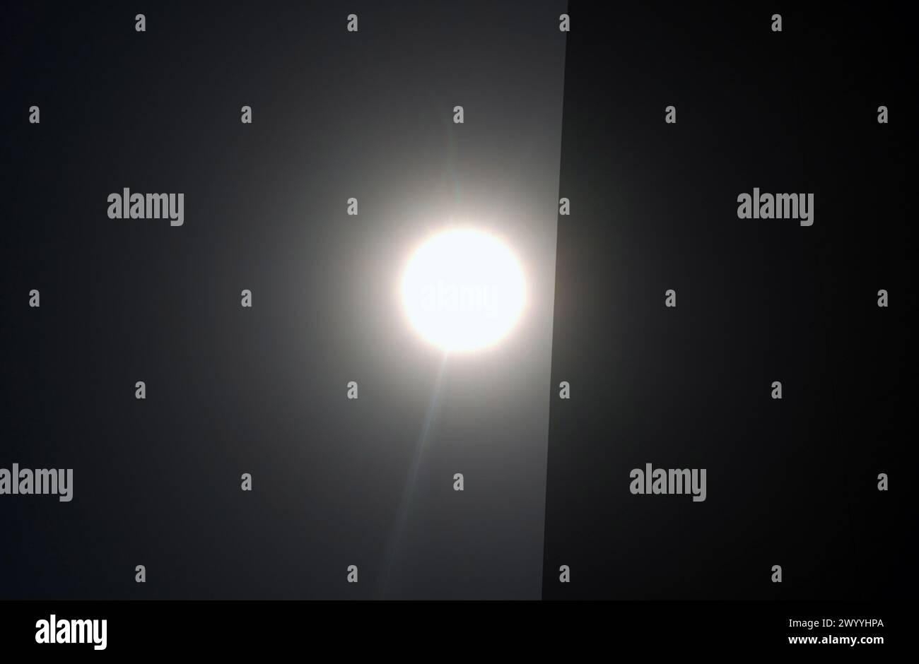 St. Louis, Usa. April 2024. Die Sonne erreicht ihre 99 Prozent Totalität neben dem Gate Way Arch in St. Louis am Montag, 8. April 2024. Foto: Bill Greenblatt/UPI Credit: UPI/Alamy Live News Stockfoto