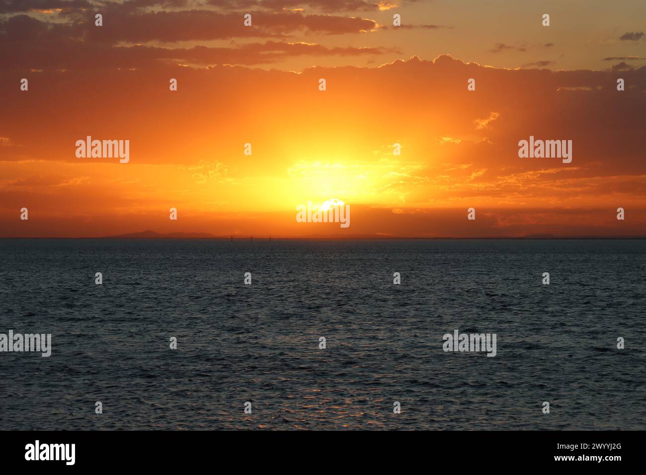 Sonnenuntergang über dem Ozean Stockfoto