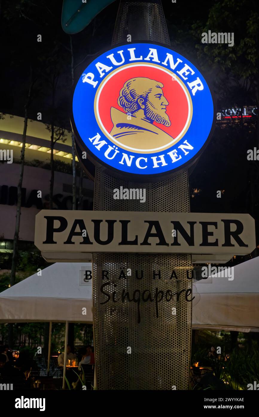 Singen Sie das Logo für das Paulaner Brauhaus, Singapur, Asien, bei Nacht Stockfoto