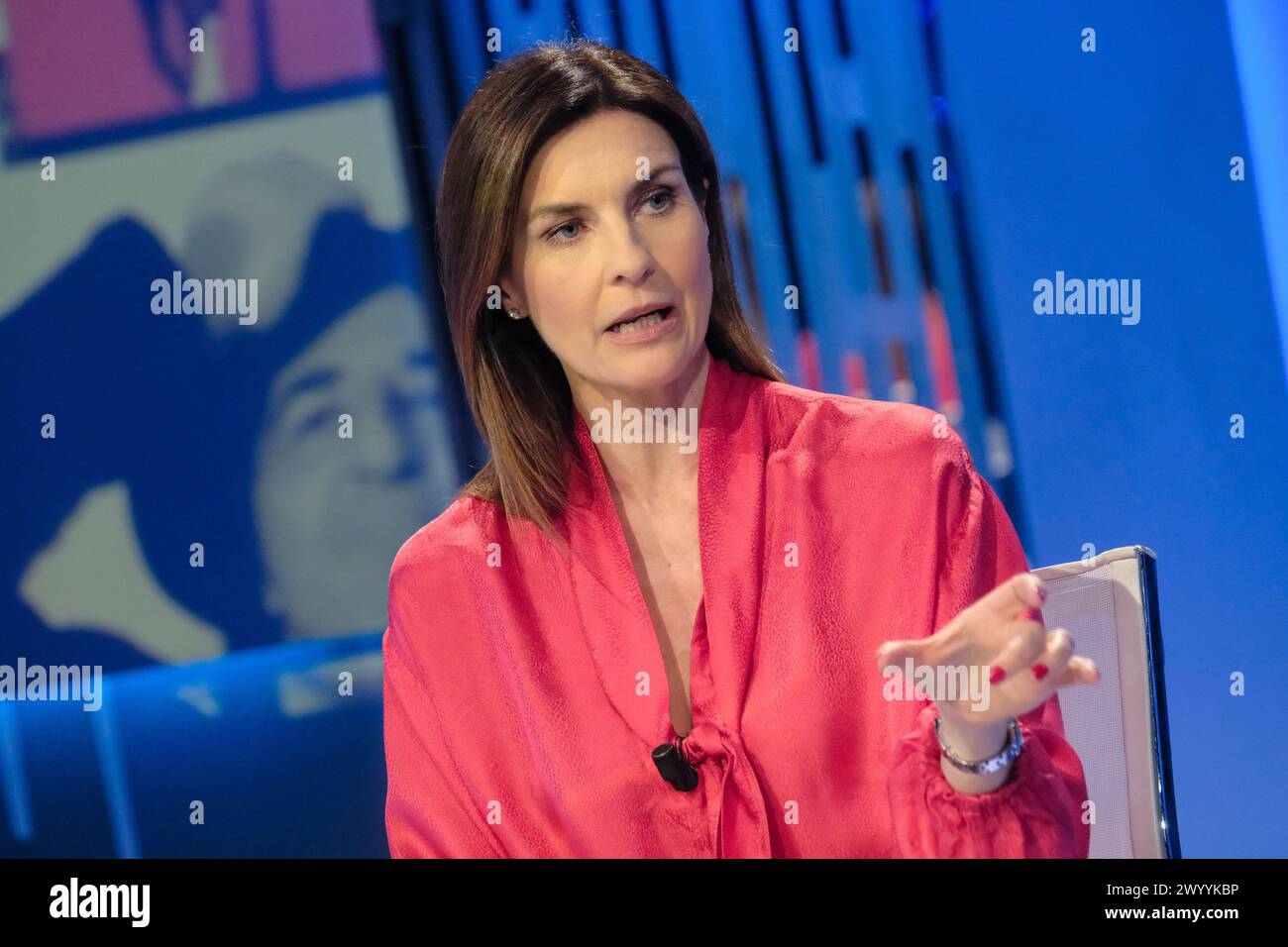 Roma, Italien. April 2024. Alessandra Moretti Europarlamentare PD otrotz della trasmissione &#x2018;otto e mezzo' in onda su La7 condotta da Lilly Gruber A Roma, Luned&#xec;, 08. April 2024 (Foto Mauro Scrobogna/LaPresse) Alessandra Moretti PD Mitglied des Europäischen Parlaments, Gast der Show „otto e Mezzo“, die auf La7 ausgestrahlt wurde, moderiert von Lilly Gruber in Rom, Montag, 08. April 2024 (Foto von Mauro Scrobogna/LaPresse) Credit: LaPresse/Alamy Live News Stockfoto