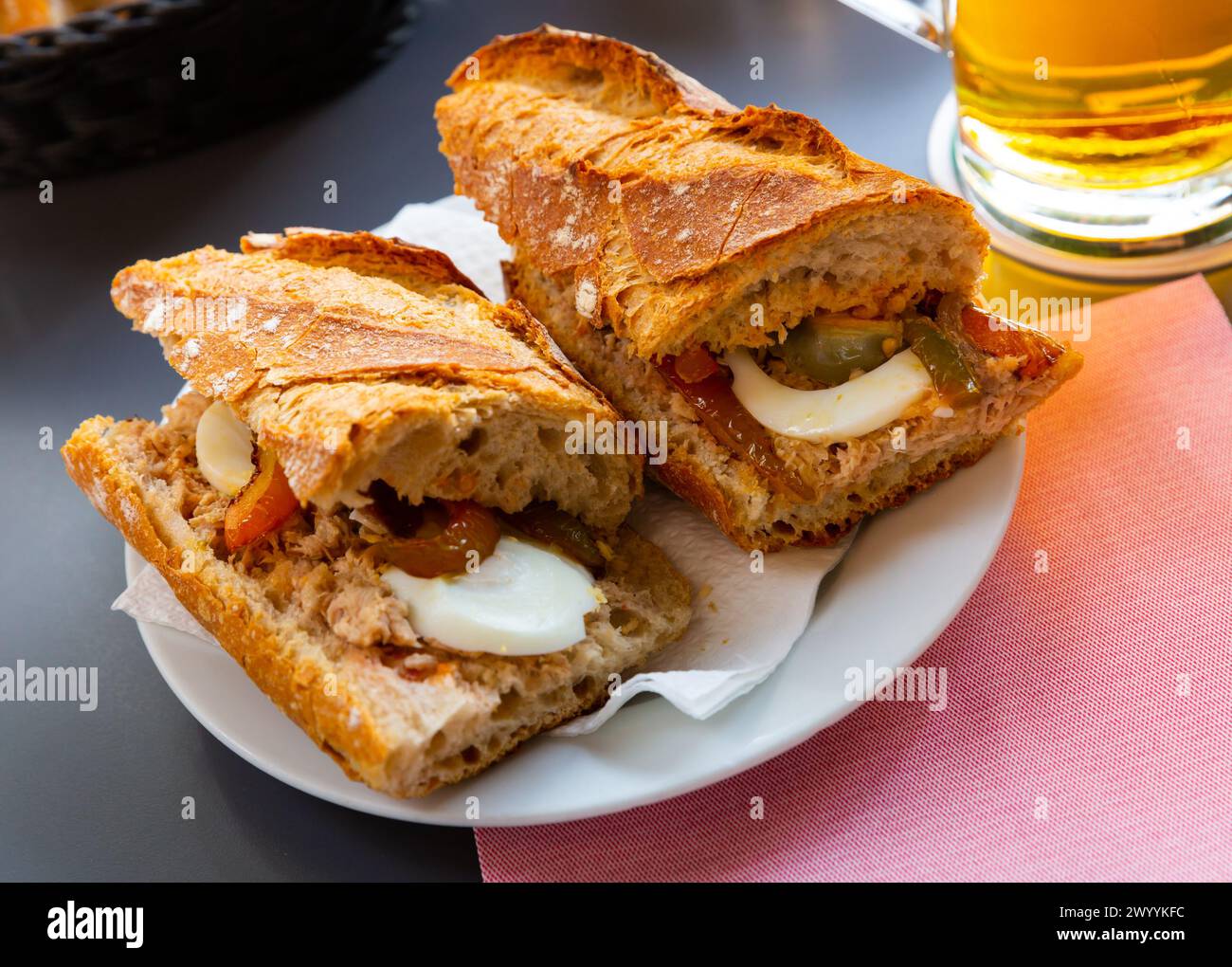 Sandwich mit Eiern, Sardellen Stockfoto