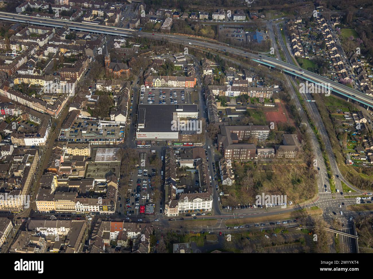 Aus der Vogelperspektive, Stadtschule Sophie-Scholl-Berufskolleg, MediaMarkt Unterhaltungselektronikgeschäft mit Parkhaus, Wohngebiet, Marxloh, Duisbu Stockfoto