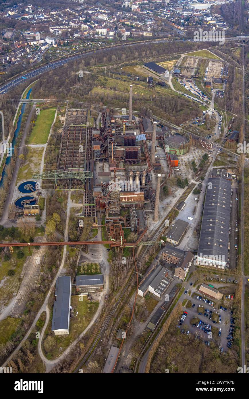 Luftaufnahme, Landschaftspark Duisburg-Nord, Industrie- und Freizeitpark, BAB Autobahn A42 und Alte Emscher, Obermeiderich, Duisburg, Ruhrgebiet Stockfoto