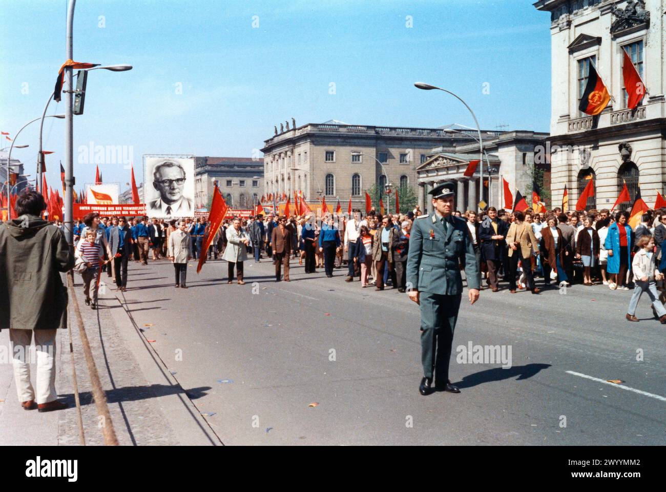 Demonstration am 1. Mai 1973 in Ost-Berlin mit Bannern, Fahnen und großen Porträts von SED-Generalsekretär Erich Honecker, Stockfoto