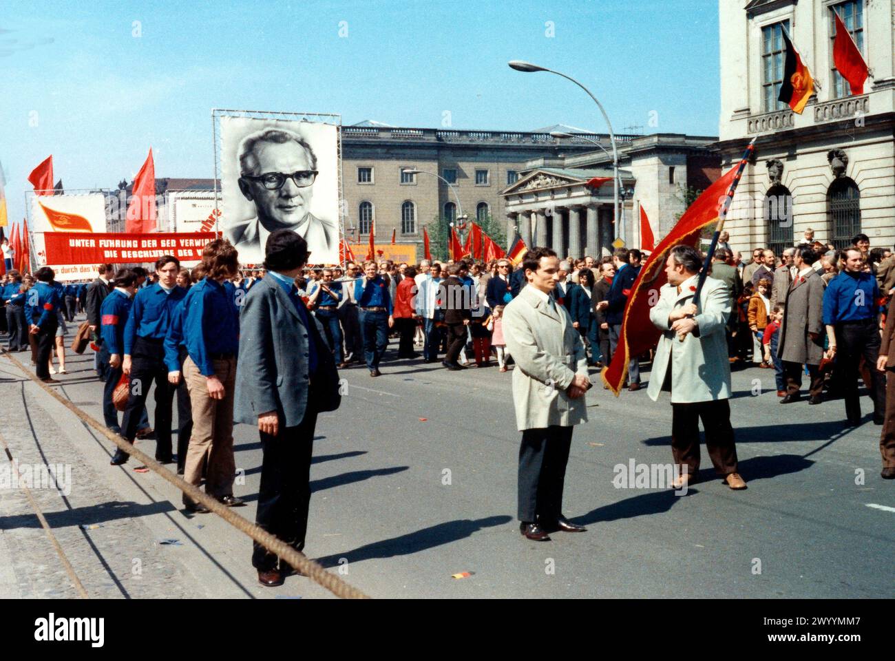 Demonstration am 1. Mai 1973 in Ost-Berlin mit Bannern, Fahnen und großen Porträts von SED-Generalsekretär Erich Honecker, Stockfoto