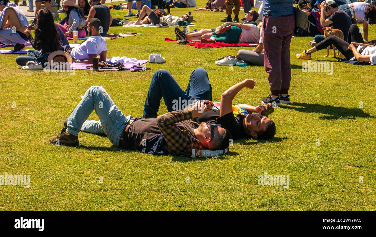 Menschen, die die Sonnenfinsternis 2024 im Griffith Park, Los Angeles, Kalifornien, USA, am 8. April beobachten, 2024. Stockfoto